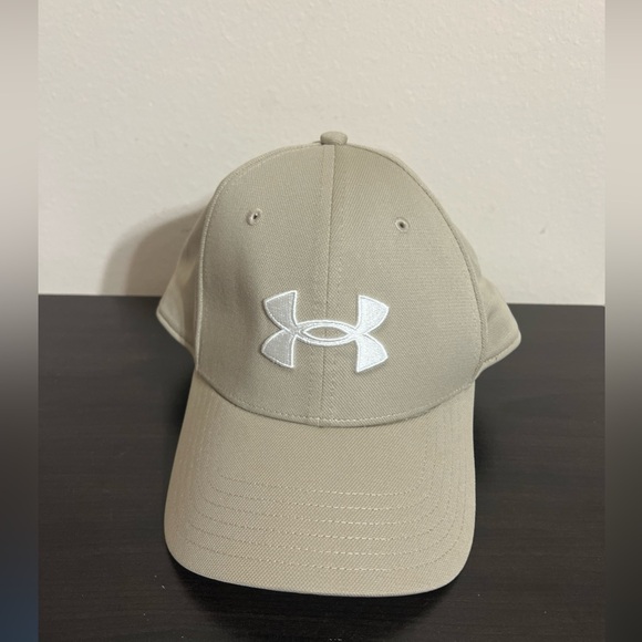 Under Armour Men Blitzing Mens Stretch Fit Cap Hat Khaki & White Size XL/XXL - Picture 1 of 5